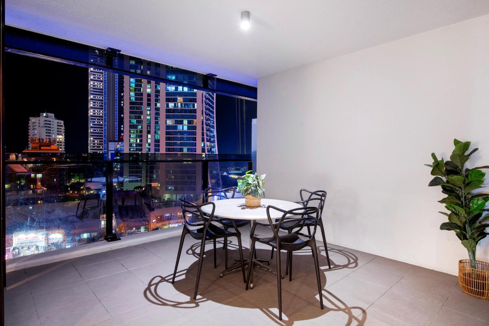 Circle On Cavill - Self Contained & Privately Managed Apartments - Wow Stay Gold Coast Exterior photo