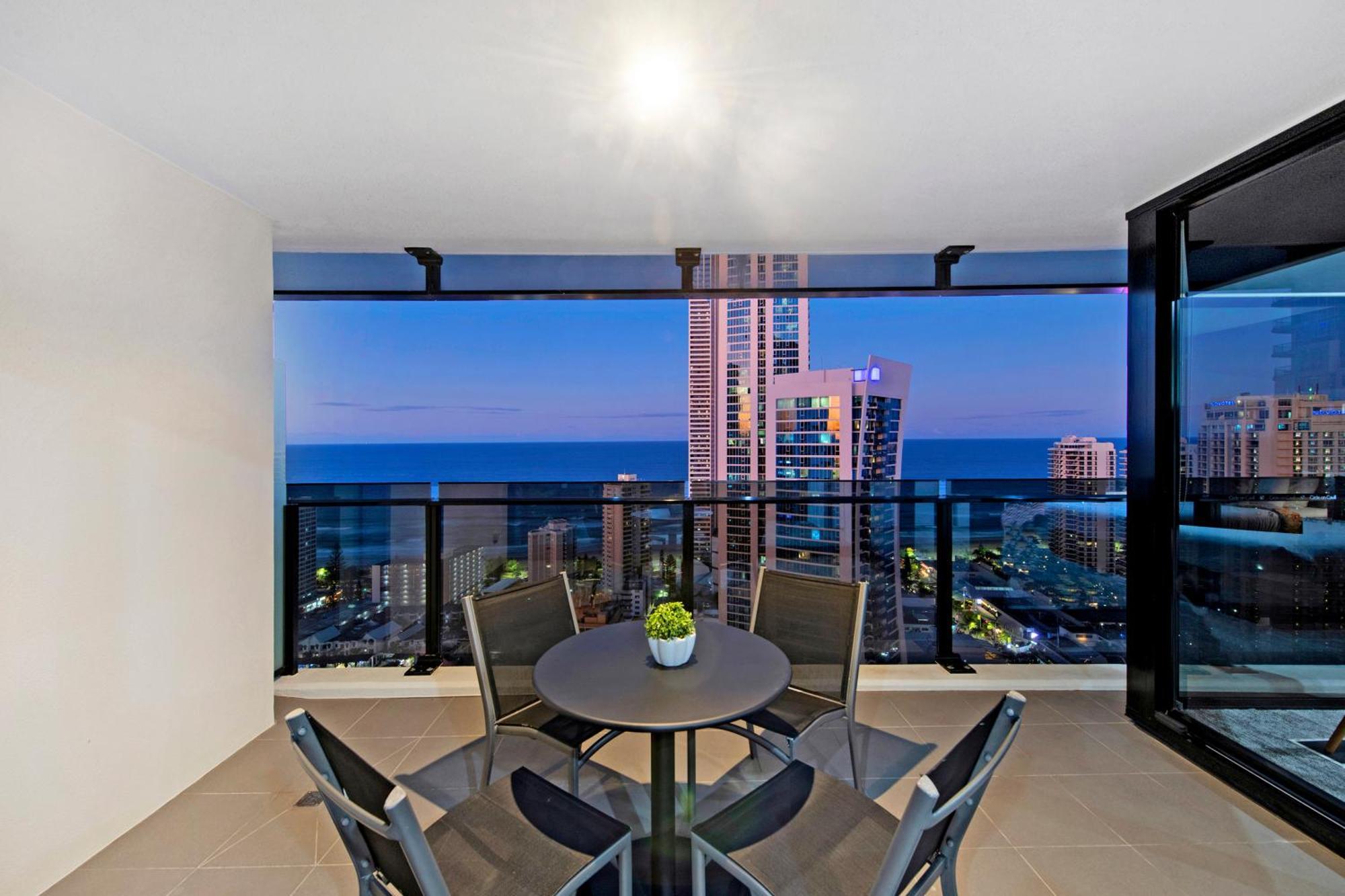 Circle On Cavill - Self Contained & Privately Managed Apartments - Wow Stay Gold Coast Exterior photo