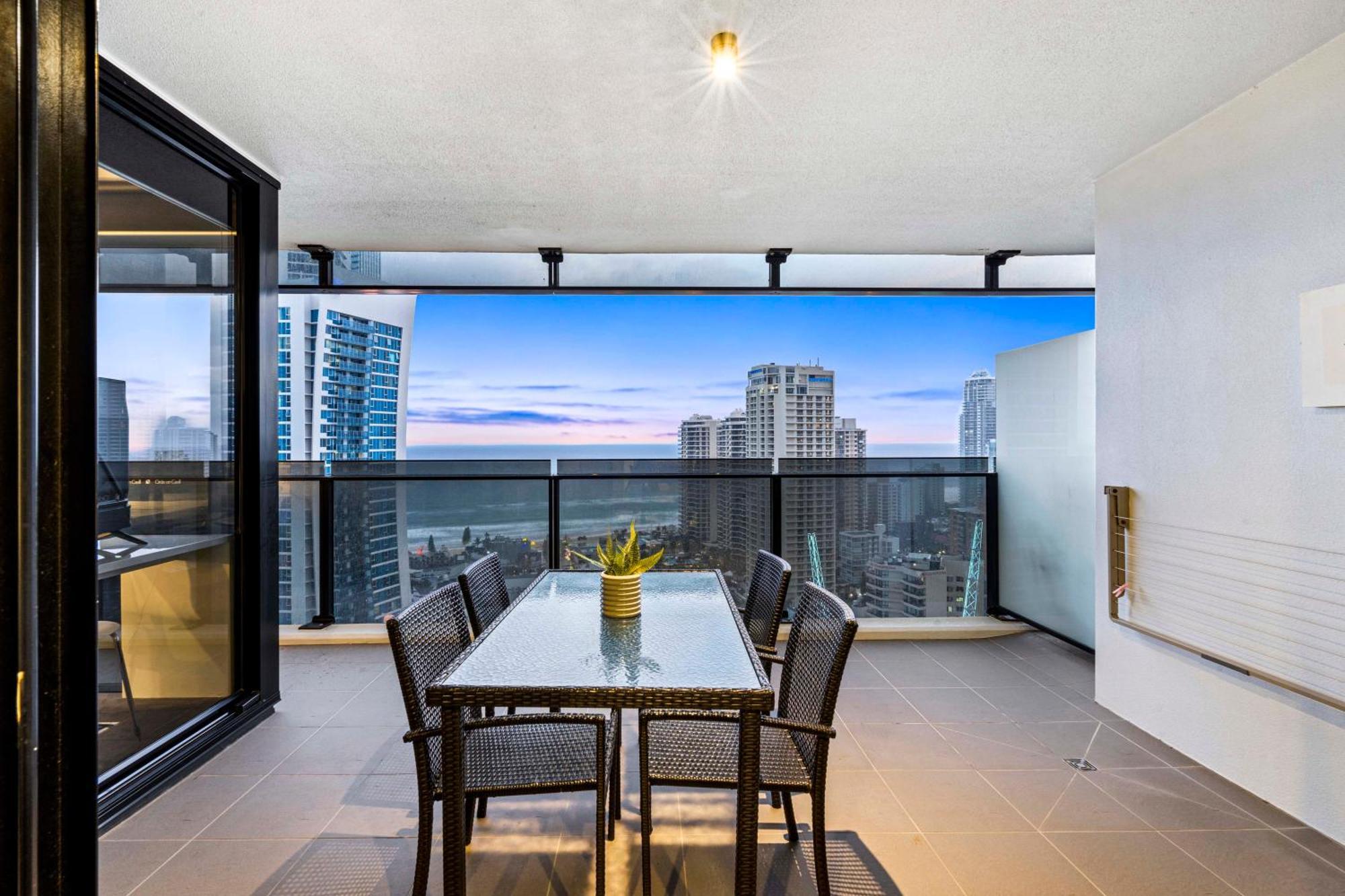 Circle On Cavill - Self Contained & Privately Managed Apartments - Wow Stay Gold Coast Exterior photo